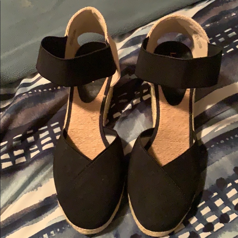 Black wedges